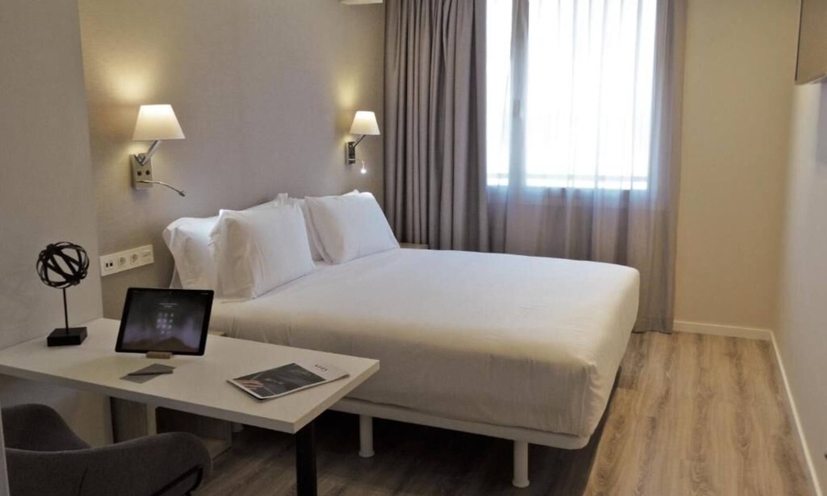 Castanos Hotel | 4 Family-Friendly Units w/Kitchen| Near the Riverwalk & Iconic Bilbao Museums