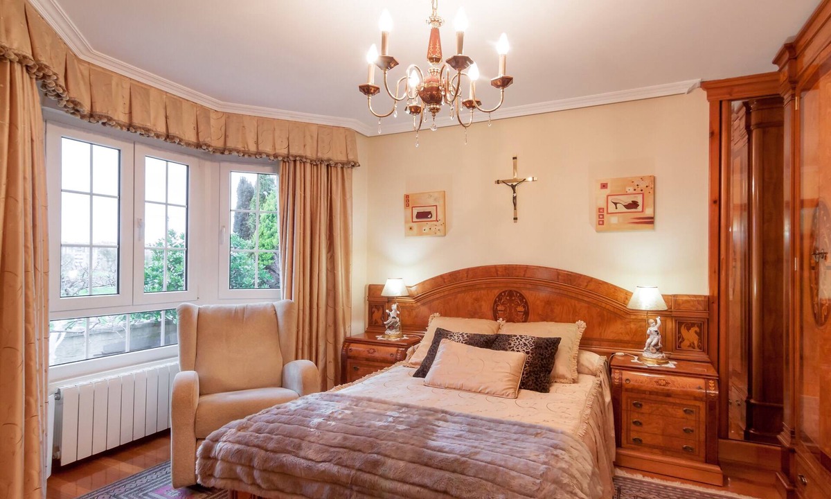 Torrelavega House | 'Alojamientos Marte Room 2' with Shared Terrace and Garden