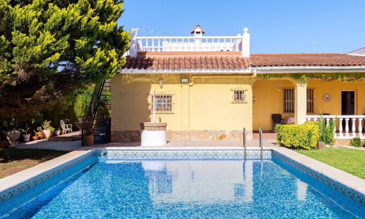 La Pobla de Vallbona House | Amazing home in Urbanización La Sima
