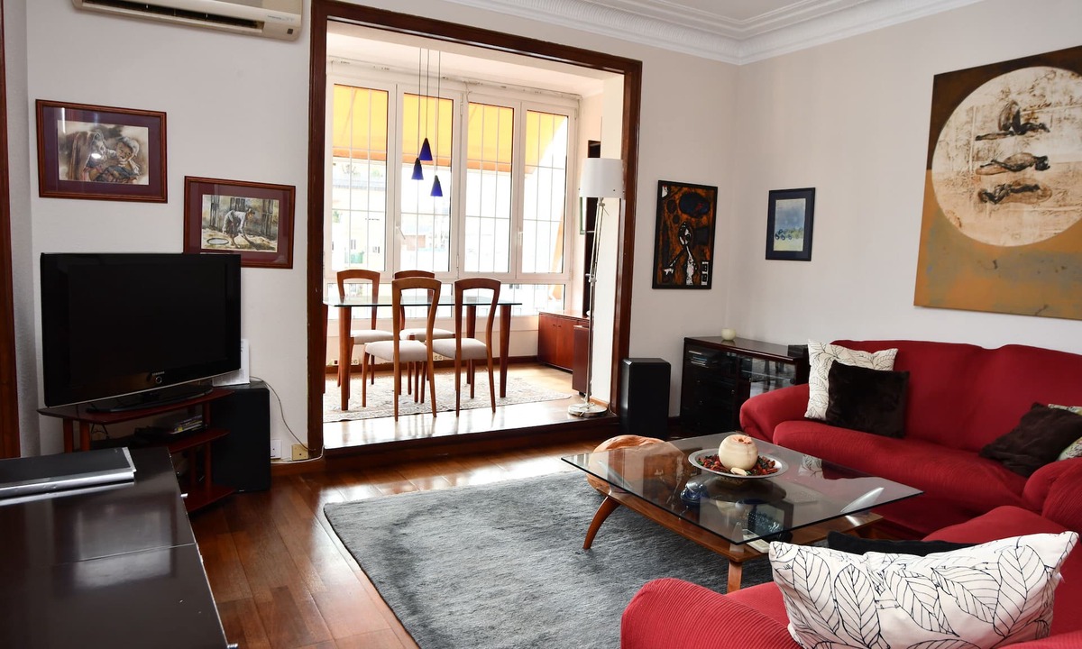 Sant Antoni Apartment | Bright apartment in the center of Barcelona.