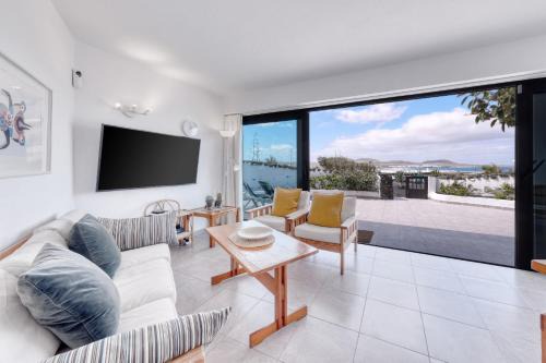 Urbanizacion Famara Apartment | Bungalow Famara - Canary Soul - Ocean views - Beach 2 min By Lanzarote Vacation Homes