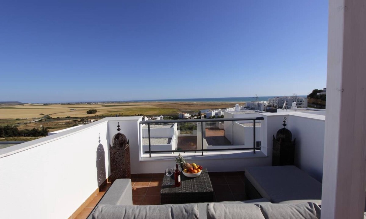 Conil de la Frontera City Center House | Casa Amistad - Modern terraced house with sea views and communal pool
