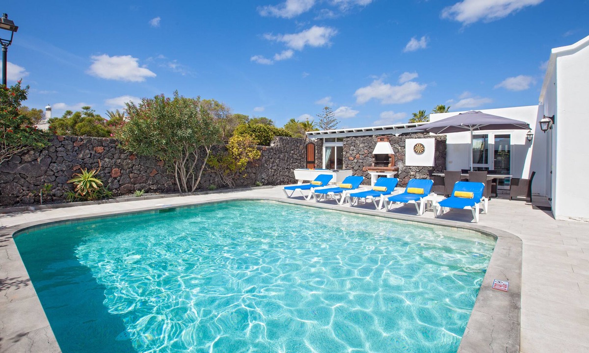 Los Mojones Villa | Casa Cristal 4 bedrooms 3 bath sleeps 8 people Free A/C,Heated Pool, Pool Table.