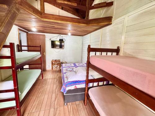 Paranagua House | Casa de 2 quartos e 1 mezanino na ilha do Mel próximo ao mar