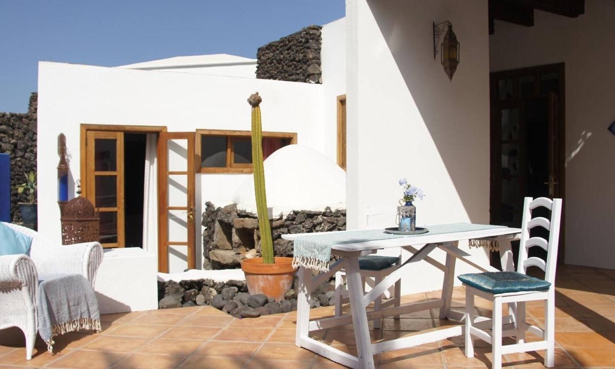 Uga Apartment | Casa 'Hibisco' with Dreamy Garden – A Stylish Retreat for Peace, Nature & Enjoyment