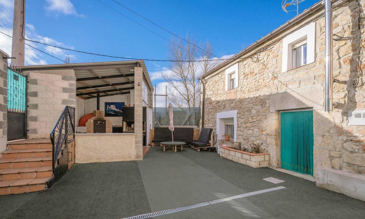 Merindad de Rio Ubierna House | Casa La Molina – Spacious Countryside Home with Mountain Views near Burgos
