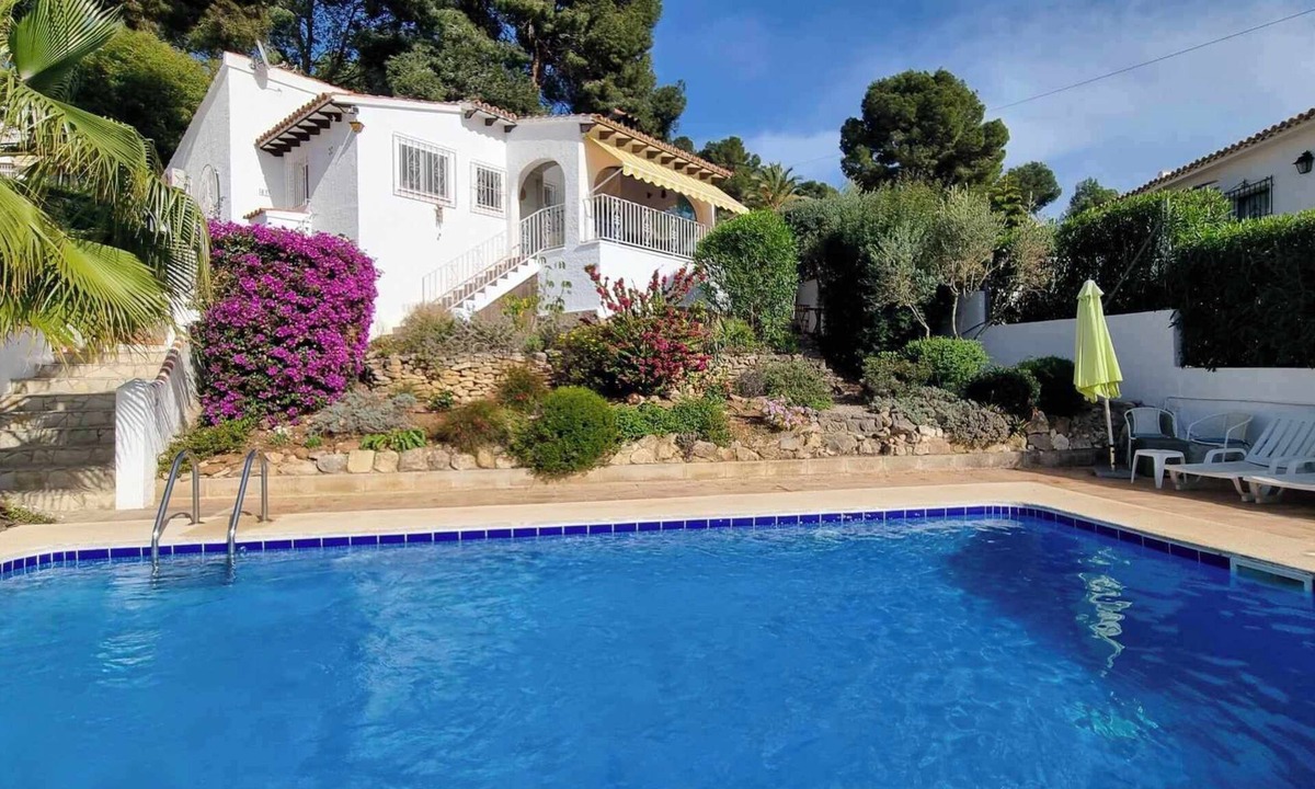 Paichi Villa | Casa Lydia. Lovely villa with private pool and gardens. Sleeps 6. Moraira