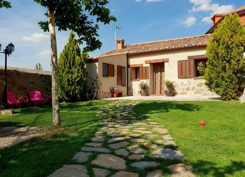 Revenga House | Casa rural y apartamento Entreacebedas I alojamientos con jardín PRIVADO, barbacoa y chimeneas