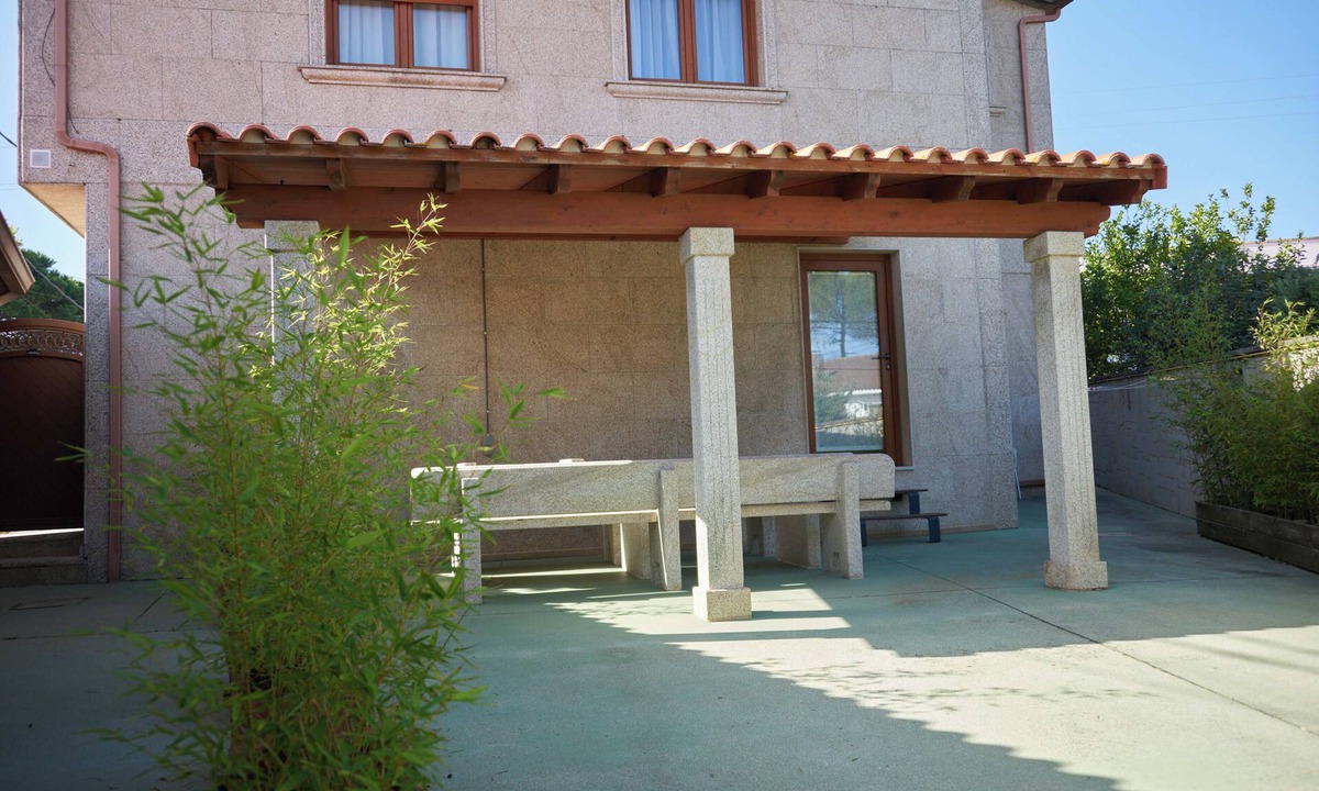 Dean Pequeno House | Casa Vistas Mar Ribeira: Porch, Barbecue, and Parking. Beach 3 min. away Families