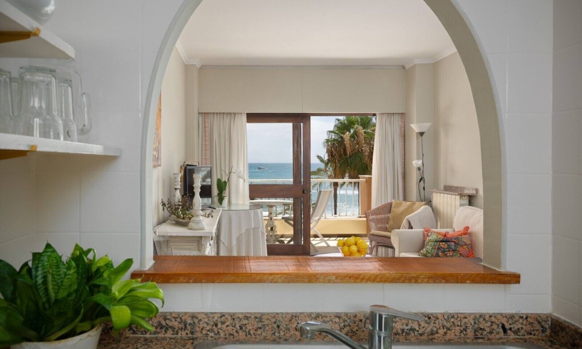 Marbella Seafront Promenade Apartment | Central Beachfront Apartment Next to the Marina