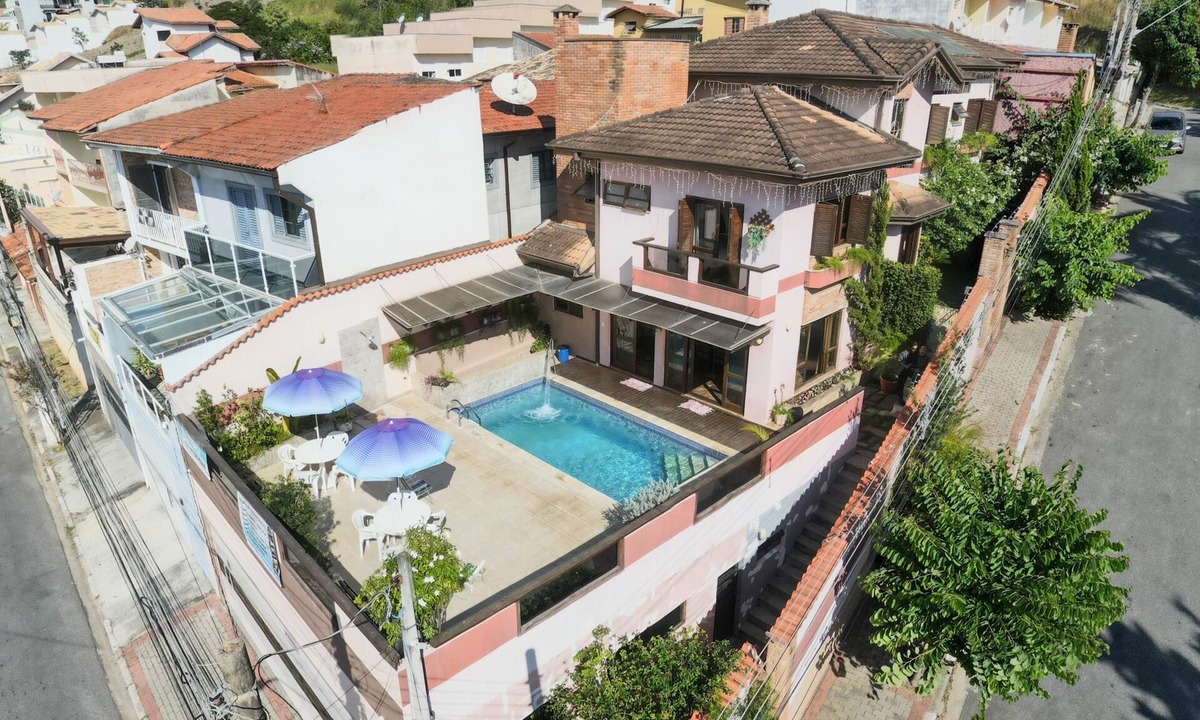 Guararema Villa | Complete house in the center of Guararema with heated pool!