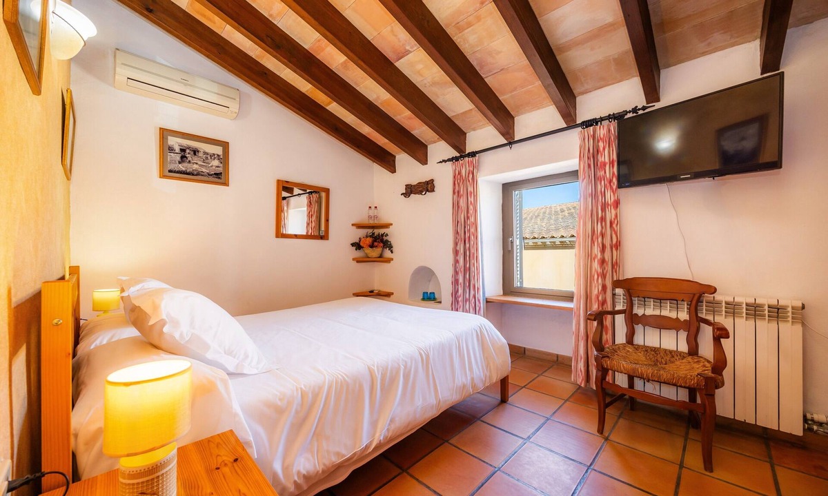 Sineu Hotel | Double Room with Shared Pool, Wi-Fi and Air Conditioning