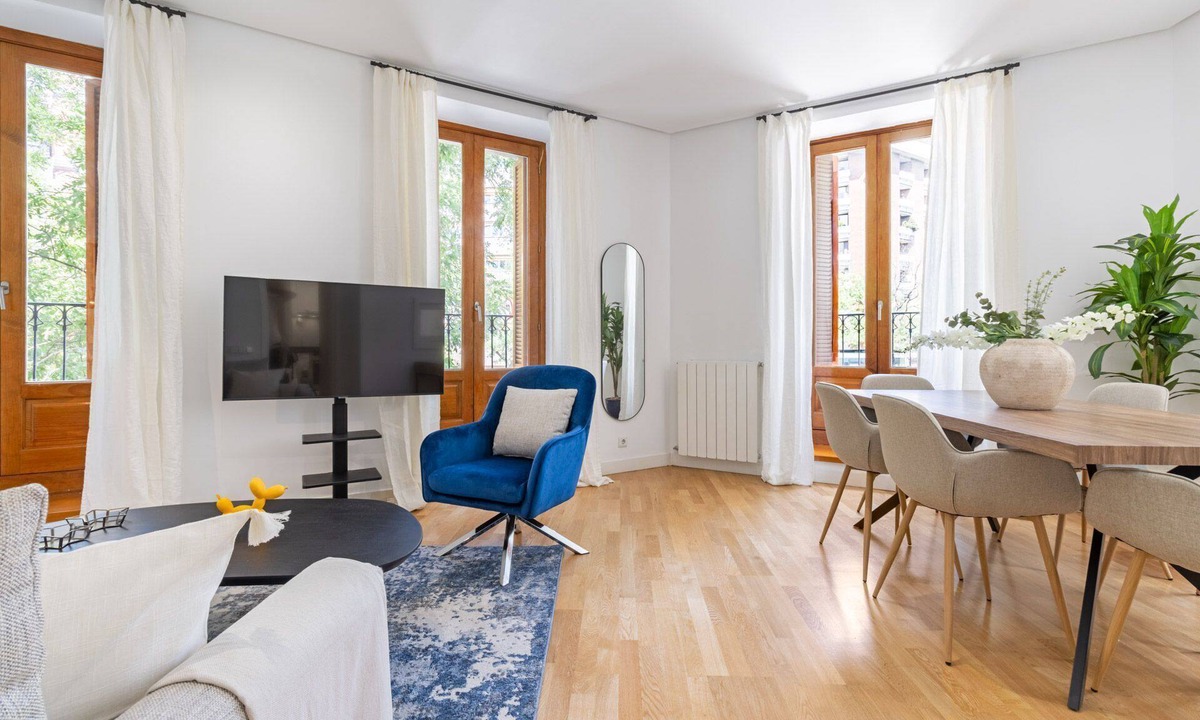 Goya Apartment | Elegant 3BR Apartment in Central Alcalá