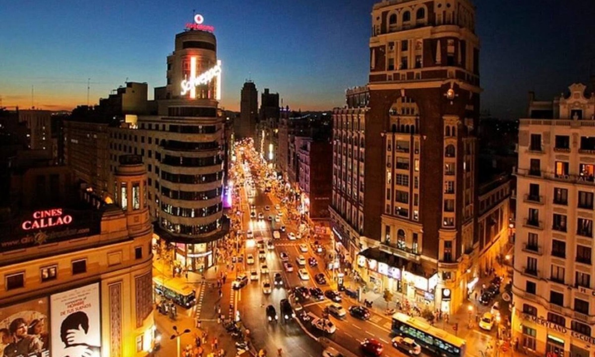 Centro Apartment | Enjoy the private terrace with your group at Madrid's most Iconic address
