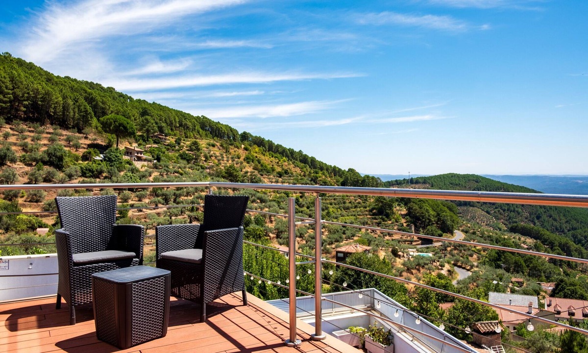 Guisando House | Entregredos: Rural House in Sierra de Gredos with Pool and Jacuzzi