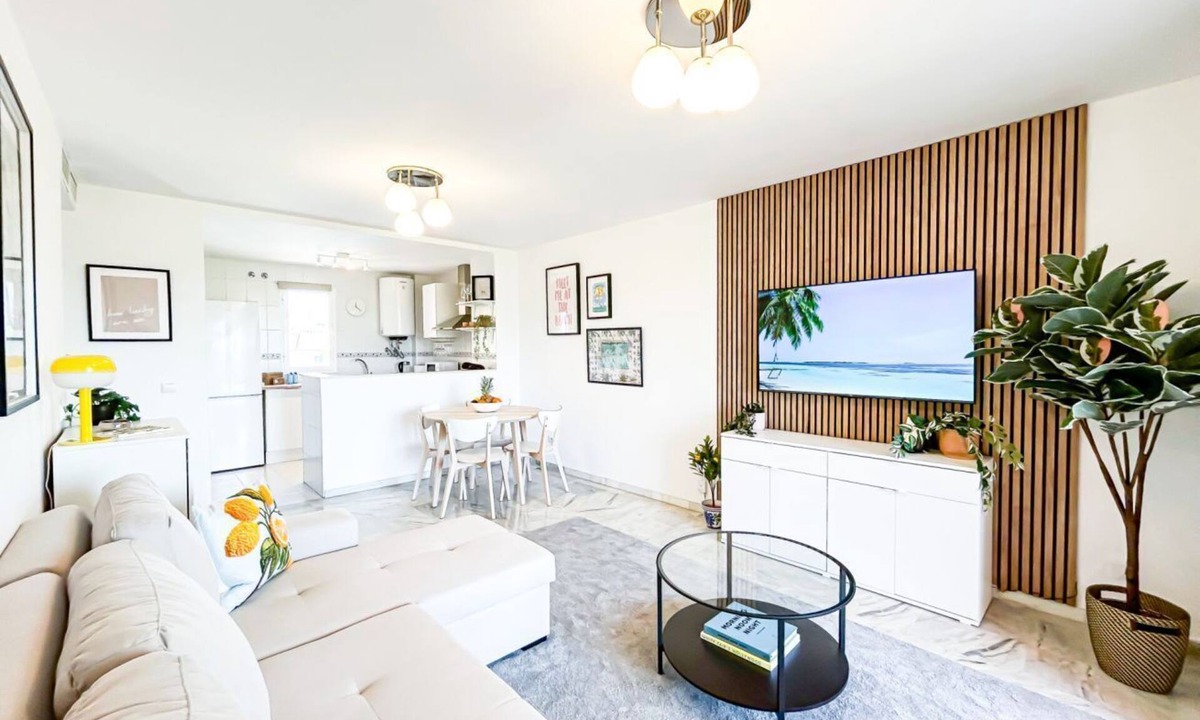 Castillo de Sabinillas Apartment | Family apartment 400 meters from the beach, with internet and pool