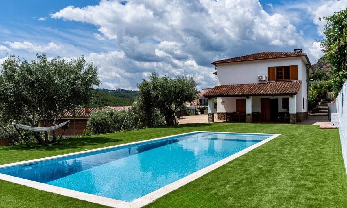 Riells del Fai Cottage | Family house and large swimming pool in the middle of nature (at the foot of Sant Miquel del Fai).