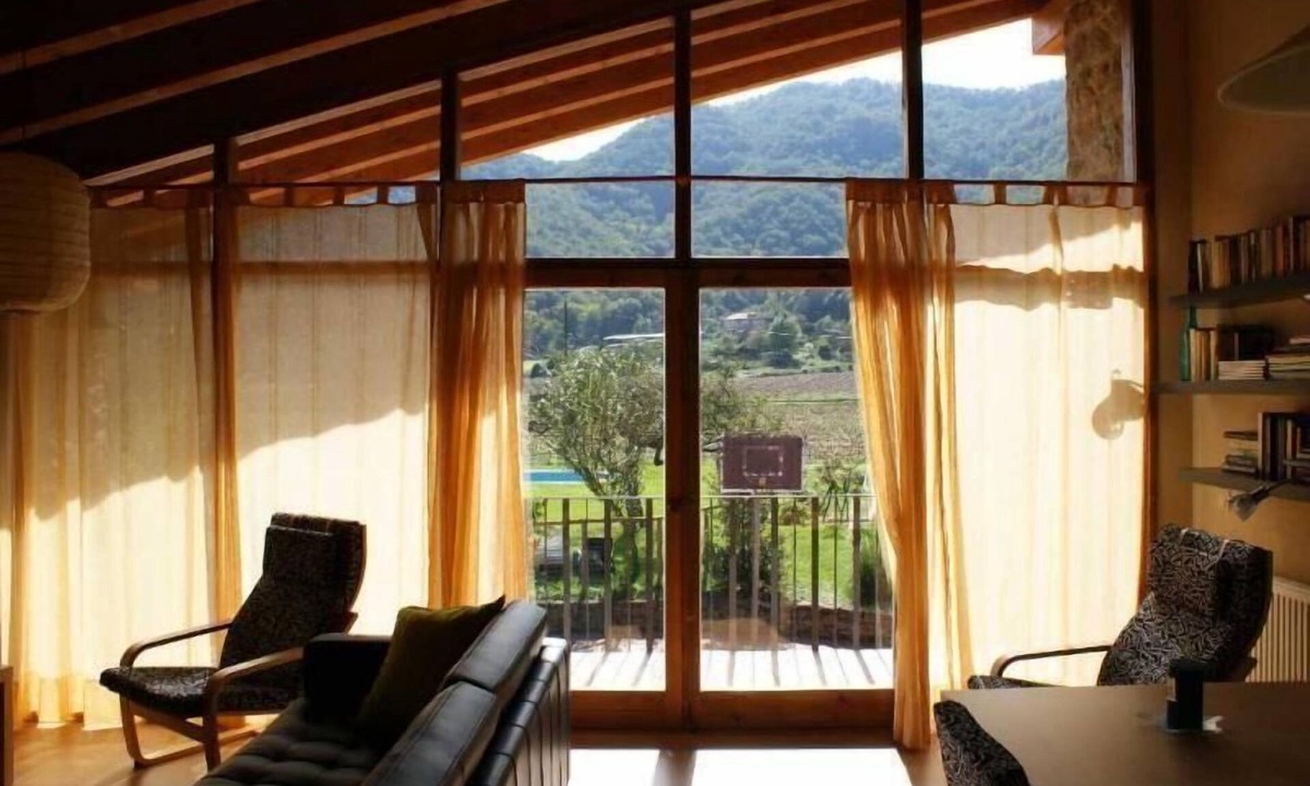Santa Margarida de Bianya Apartment | Flat El Graner with large front window