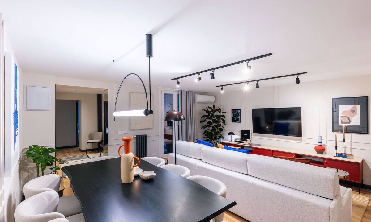 Sol Apartment | Grand 200m² Luxury Residence, 4 En-Suites, Patio, Gran Vía area Quiet, A/C