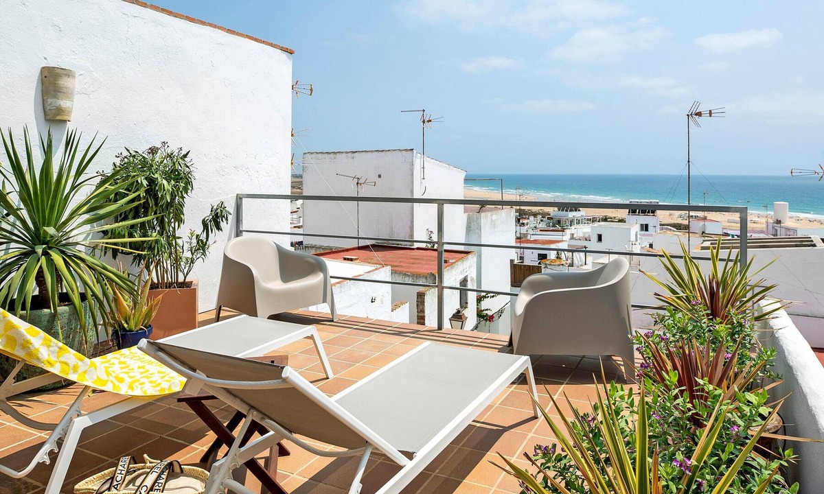Conil de la Frontera City Center House | Holiday Home "Casa Boqueron" with Sea View, Rooftop Terraces and Wi-Fi