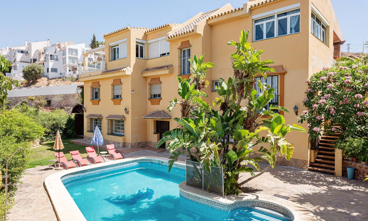 Malaga-Este Villa | Holiday Home 'Casa Del Golf - 10 Minutes on Foot' with Mountain View, Private Pool and Wi-Fi