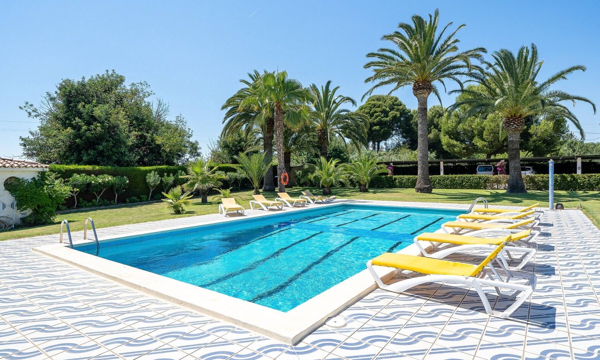 Vilafortuny House | Holiday House Complex Colibri with Shared Pool