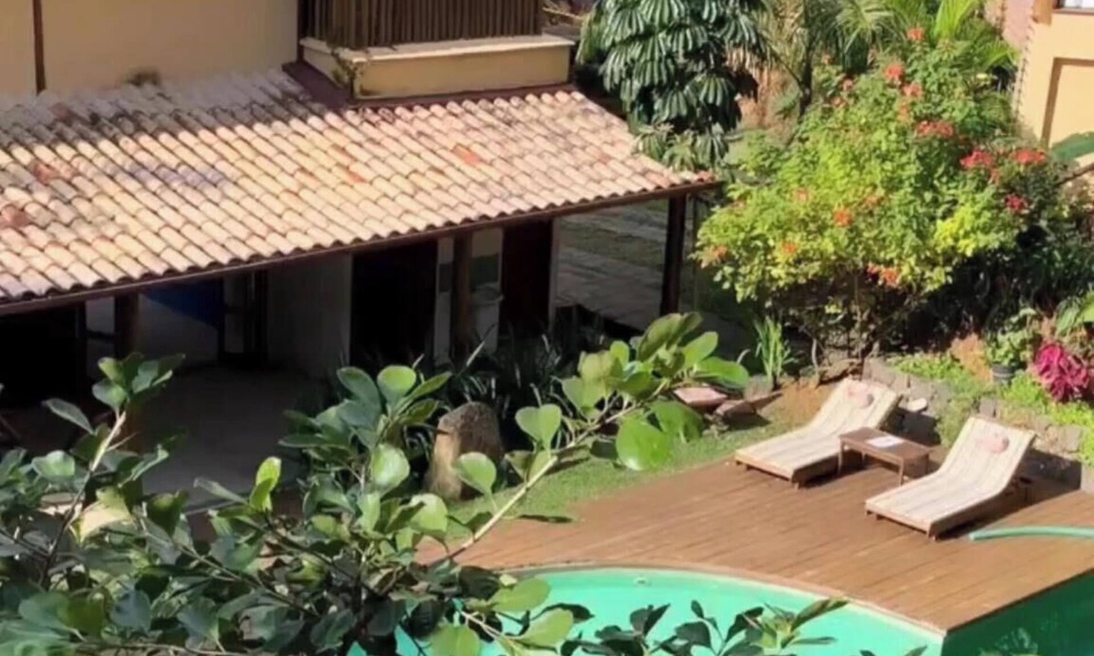 Bexiga House | House on Curral beach in Ilhabela, with pool and barbecue. Two suites.