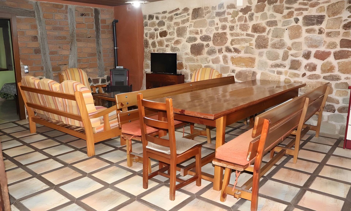 Salas de los Infantes House | La Botería Country House in Burgos – Balcony, Wi-Fi, Sleeps 13