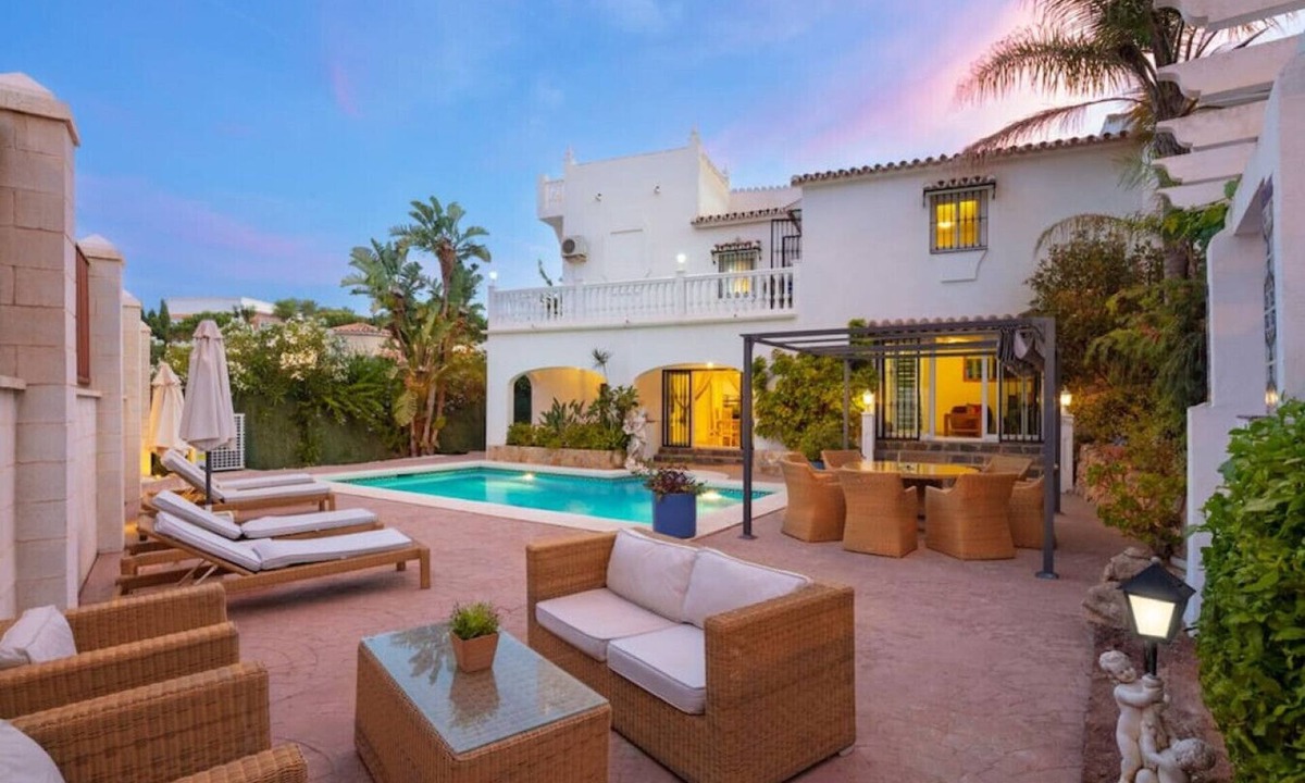 El Faro Villa | Large Family Villa 650m From Beach