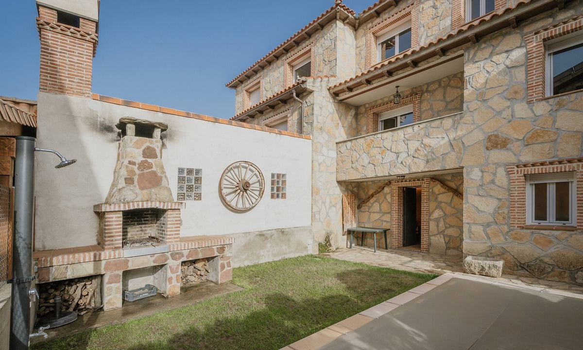Navaluenga House | Los Mirlos Country House – Nature Retreat with Garden and Social Lounge