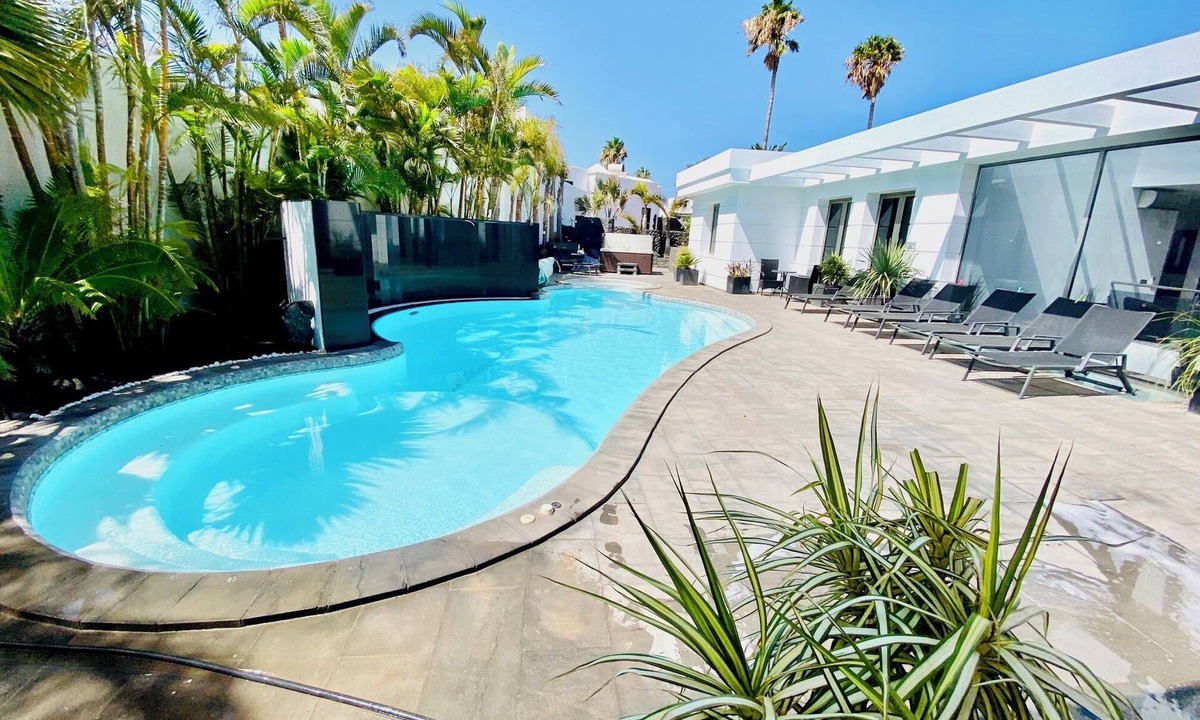 Los Mojones Villa | Luxury villa in Puerto del Carmen with 5 on-suite bedrooms, pool and hot tube