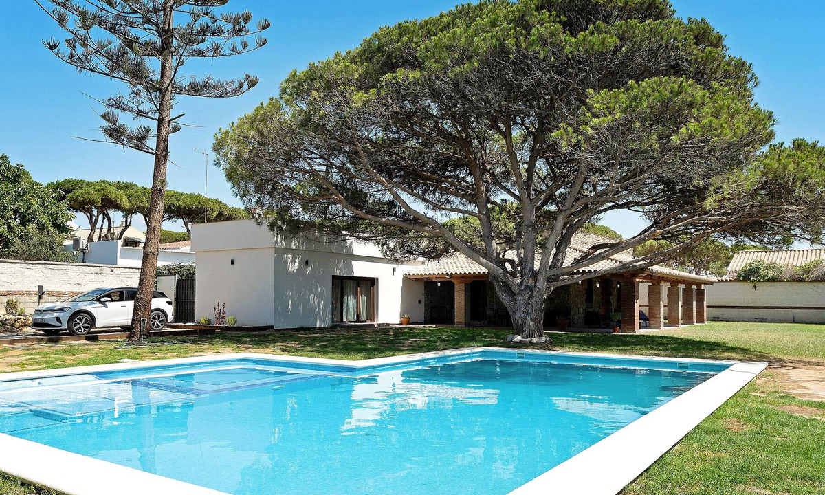 Chiclana de la Frontera House | Pet-Friendly Holiday Home 'Casa Dago' close to the Beach with Pool & Wi-Fi