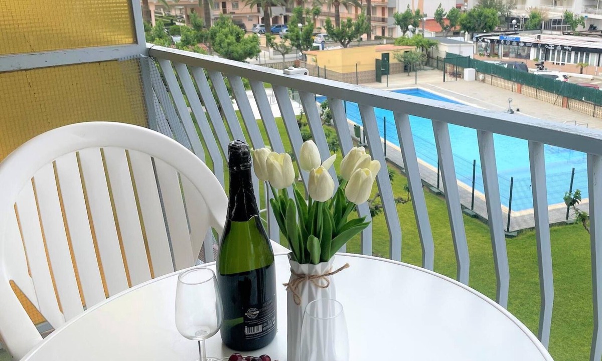 La Pineda Apartment | Pineda 3, heated, swimming pool and 130m from the beach.
