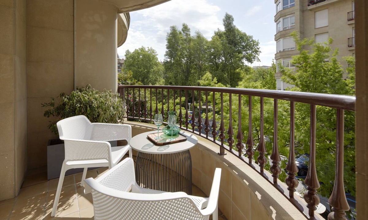 Antiguo Apartment | Playa de Ondarreta 2 by FeelFree Rentals