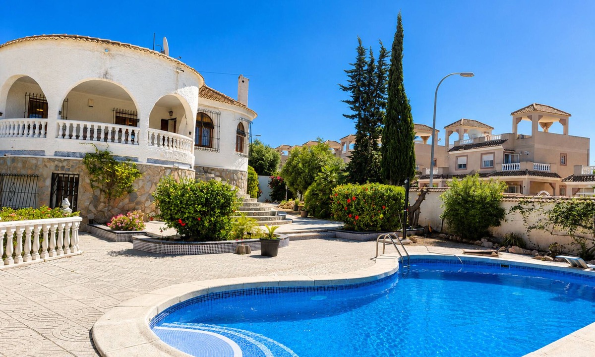 El Chaparral Ski Chalet | Private Pool Villa La Siesta