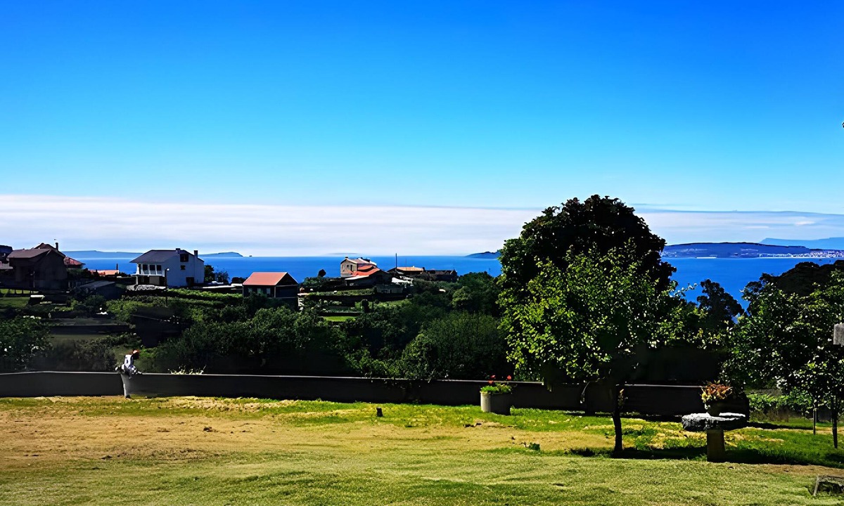 Bueu Cottage | Renovated stone house: orchard, hörreo and sea view. Bright and modern.