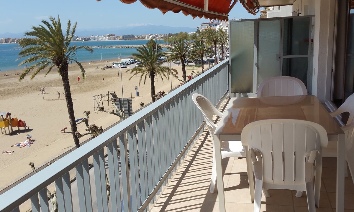 Roses Town Center Apartment | ROSES: Super Apartment on the FIRST LINE OF THE SEA for 6–8 PEOPLE in the CITY CENTER