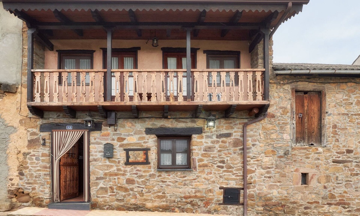 Noceda House | Rural House 'Abuelo Jose II' in El Bierzo with Mountain Views and Balcony