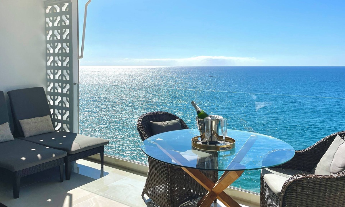 Patalavaca Apartment | Seaside Bliss: Spectacular Views, Beachfront Haven