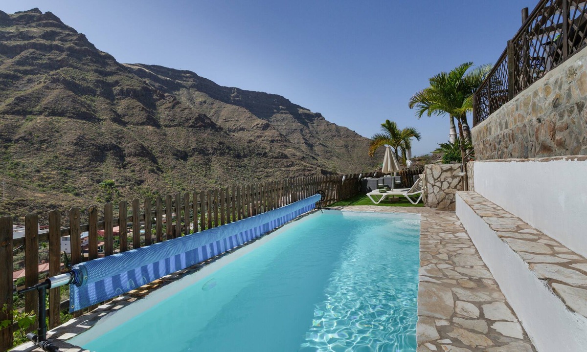 Mogan House | Vacation Home 'Arguineguín Retreat' with Mountain View, Wi-Fi and Air Conditioning