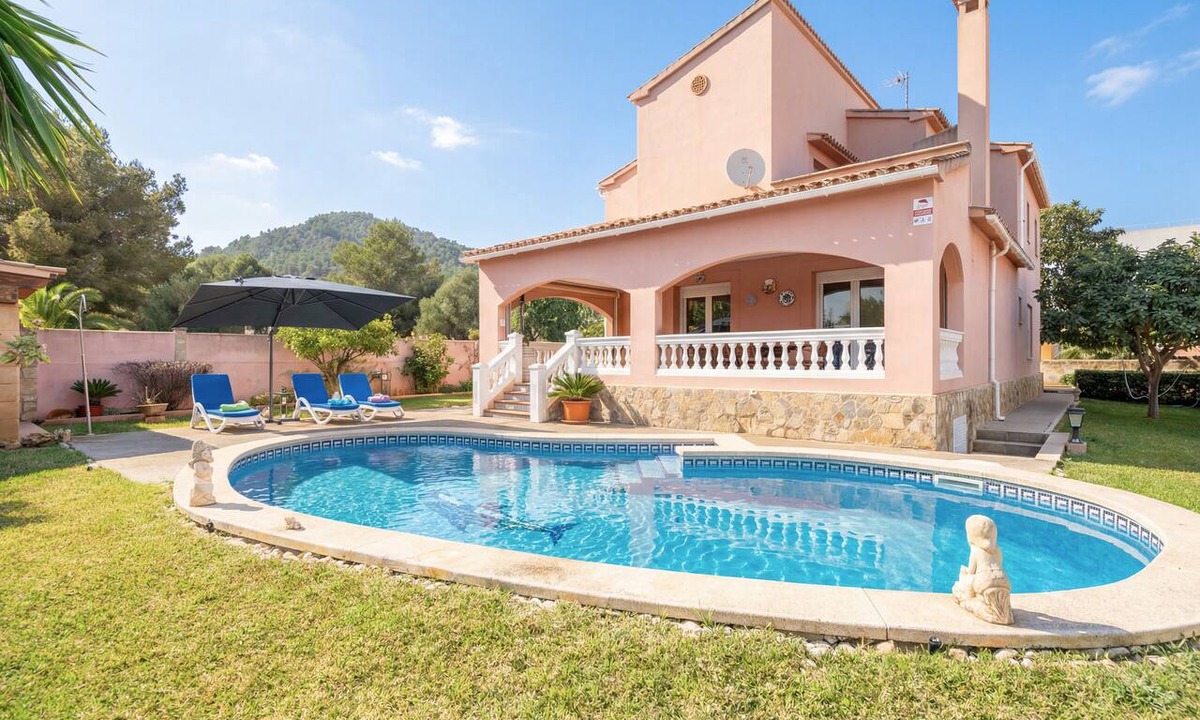 Pedruscada Villa | Villa Epi – Peaceful Retreat in Residential Area