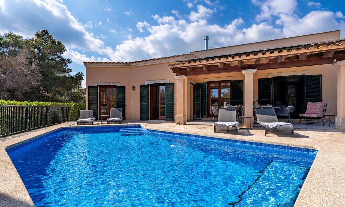 Son Moja Ski Chalet | Villa Esquina in Son Mojer-Cala Santanyí, near the beach, with pool and wifi
