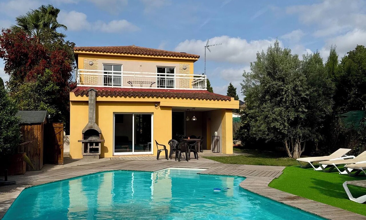 Riba-roja de Turia Ski Chalet | Villa with a Pool, 15 Minutes from Valencia