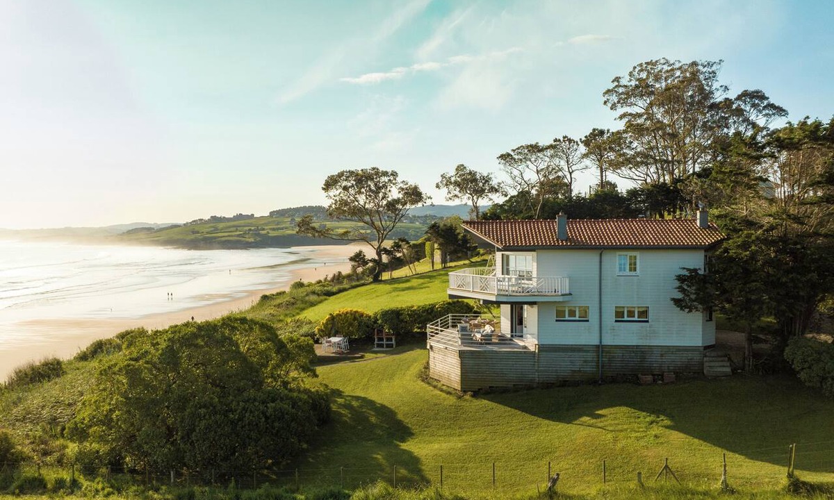 San Vicente de la Barquera House | Wishome—A Fairytale House with Private Access to Oyambre Beach, Comillas