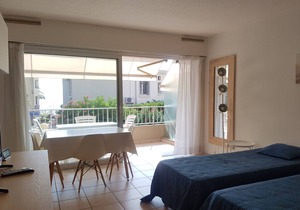A/C Studio near beach, shops & station with WiFi, optional parking in Saint-Raphaël