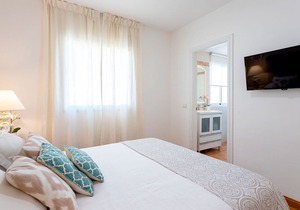 Beautiful 3 BD apartment next to the beach. Paseo de Reding II