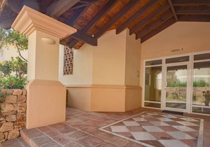 Front line golf apartment in Elviria, Marbella