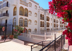 NO EXTRA FEES!** Perfect Location, South Facing, Pool, Shops,Beach, No Car Req!