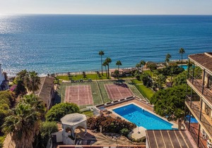 Welcome to this beautiful, family-friendly vacation home with panoramic views and shared pool.