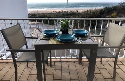 Conil de la Frontera City Center Apartment | 1st line of the beach. Facing the sea, large terrace overlooking the sea, free wifi